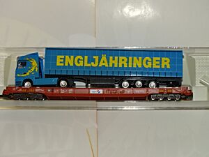 HUPAC-Niederflurwagen für LKW-Transporte, ÖKOMBI, Gattung Saadkms, 8-achsig, braun, beladen mit Lkw (´Engljähringer´)