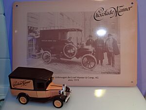 Manner LKW mit Metallschild