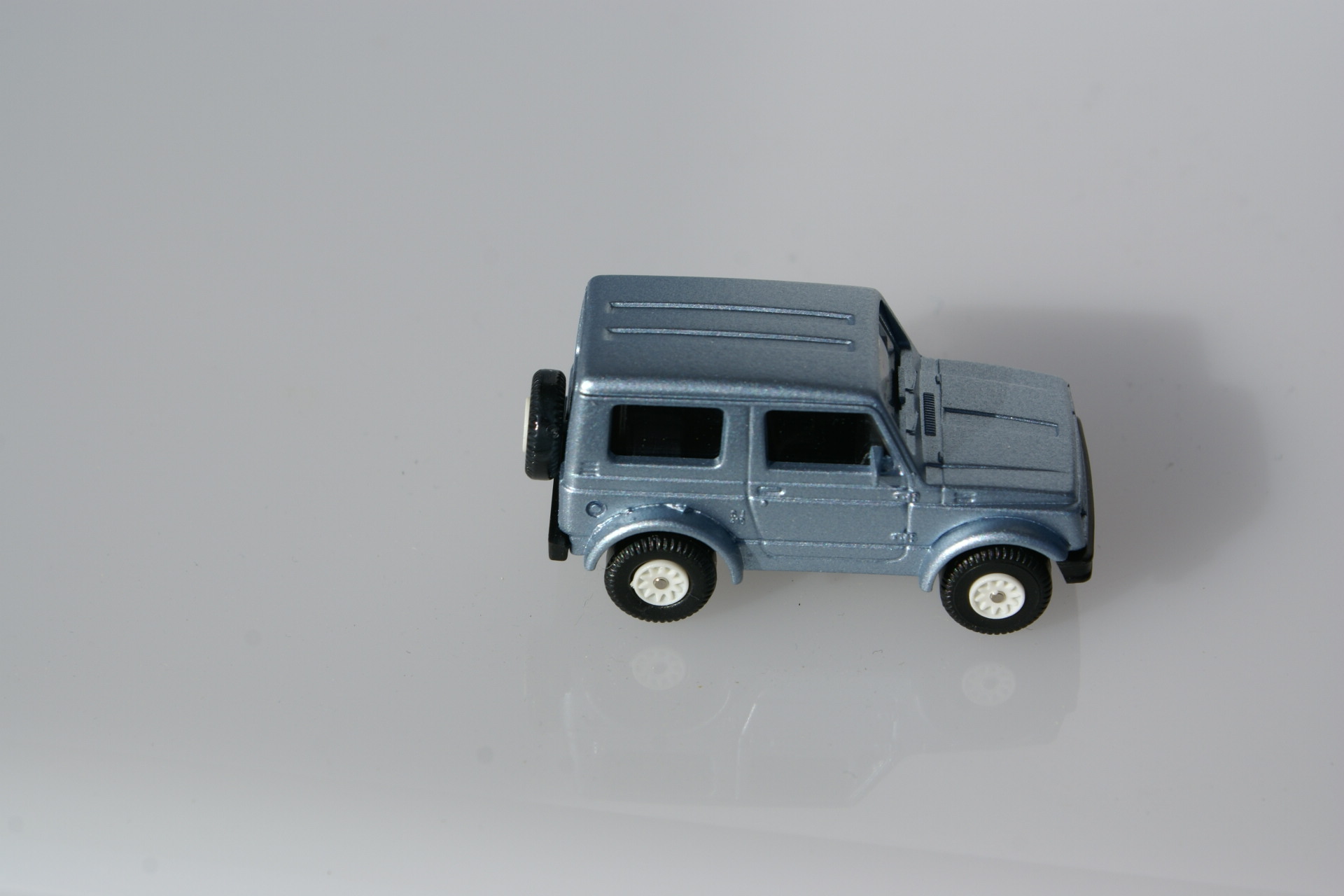 Suzuki Jimny Modellauto 1:34 - Grünes Die-Cast Modellfahrzeug